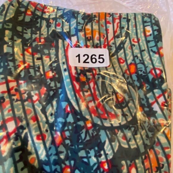1265 LuLaRoe Leggings Size OS Grey Green Red Cream Wavy Print New - Picture 4 of 4